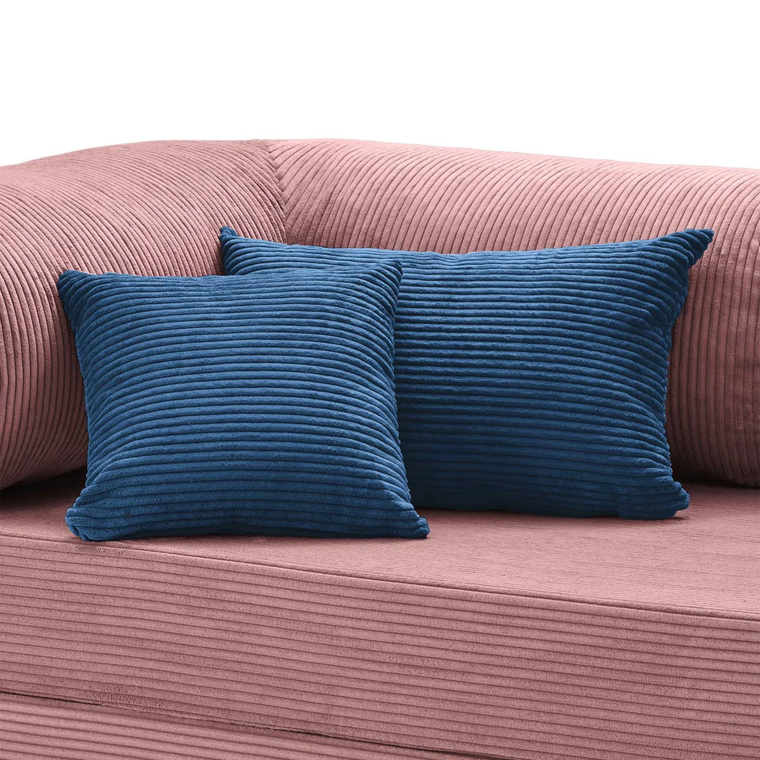 Coussin velours côtelé bleu sur canapé