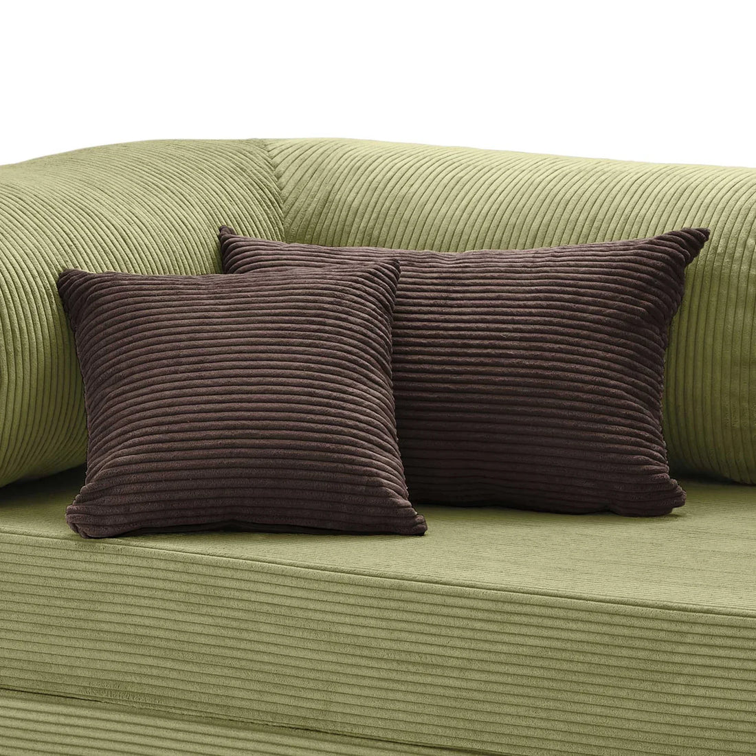 Coussin velours côtelé marron sur canapé