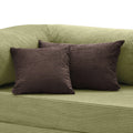 Coussin velours côtelé marron sur canapé