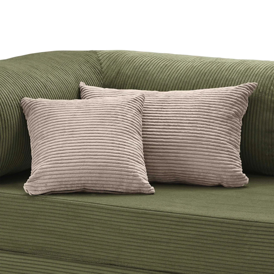 Coussin velours côtelé sable sur canapé