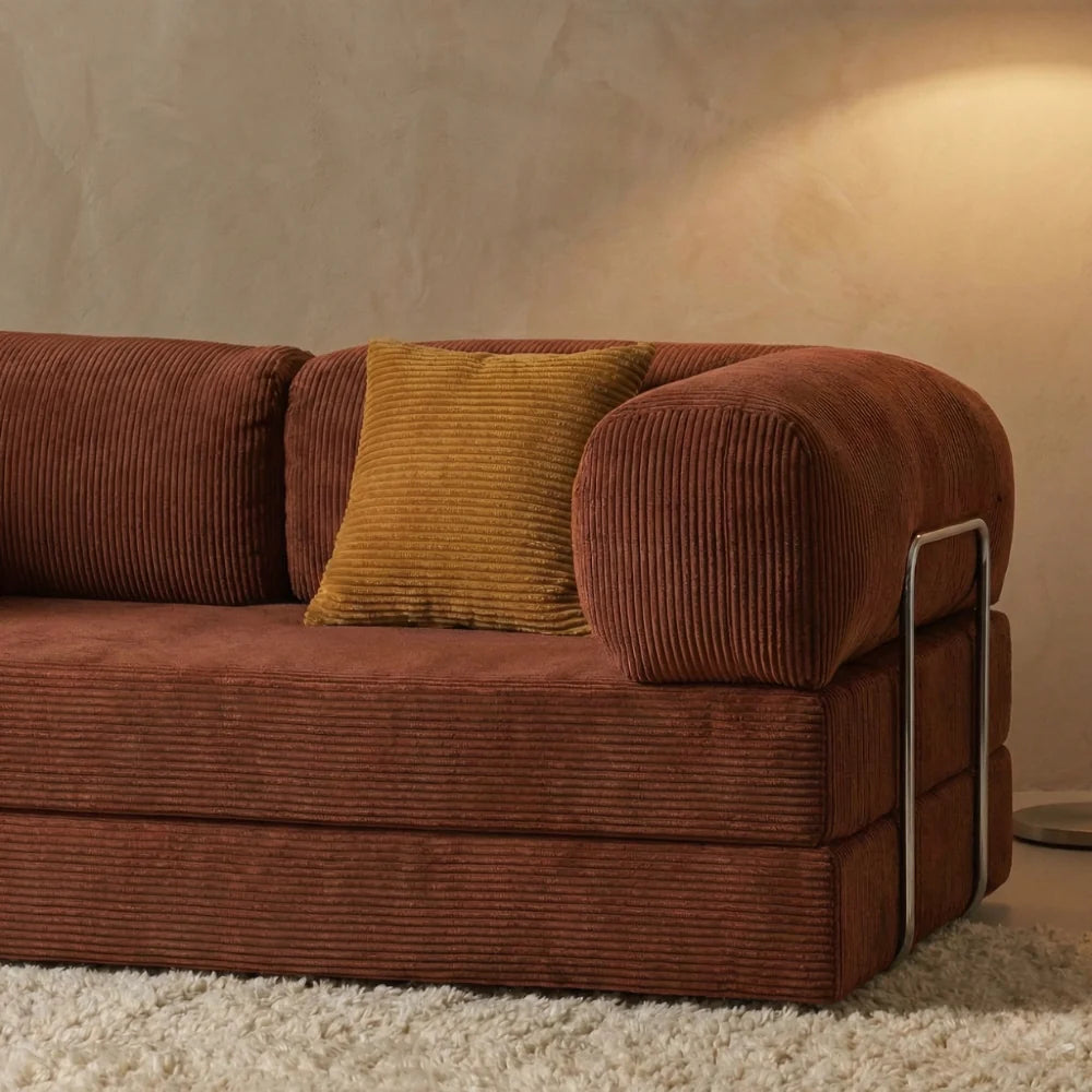     Détail du canapé cosy rouille confortable